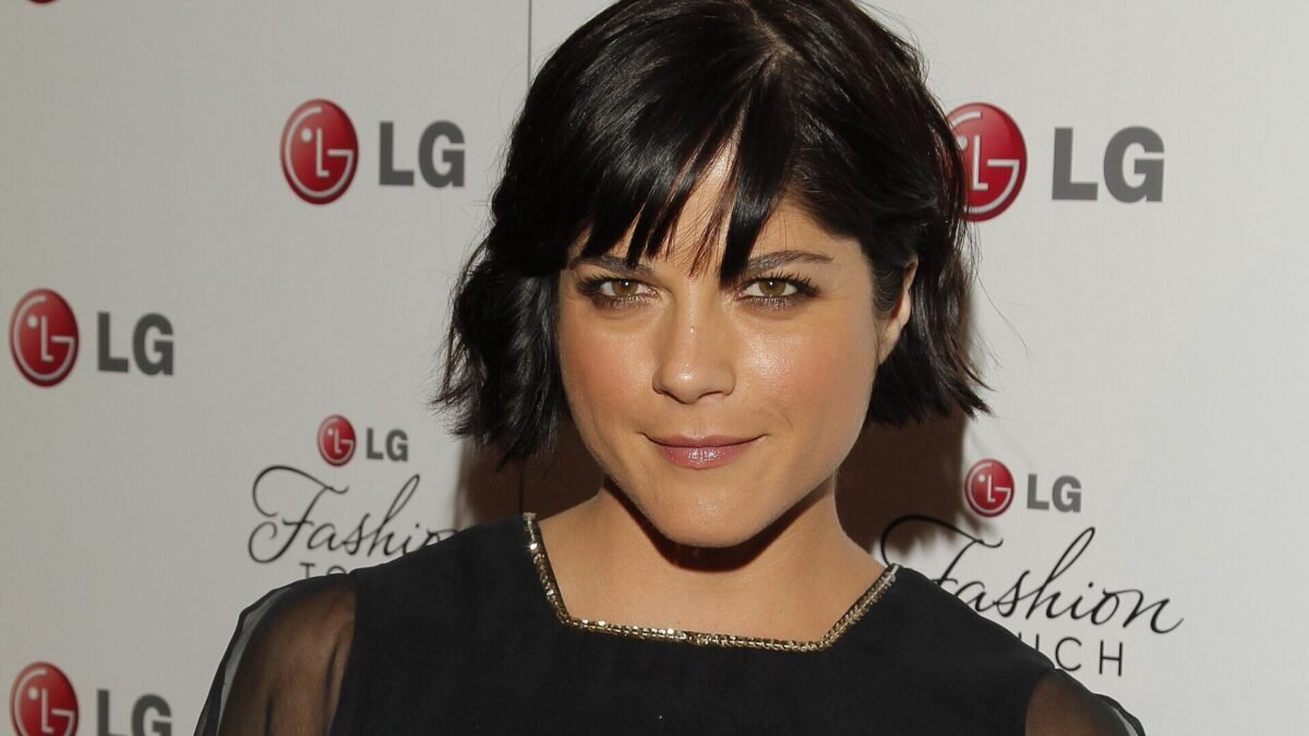 Selma Blair é presa após voo da Delta e é suspeita de agredir comissárias