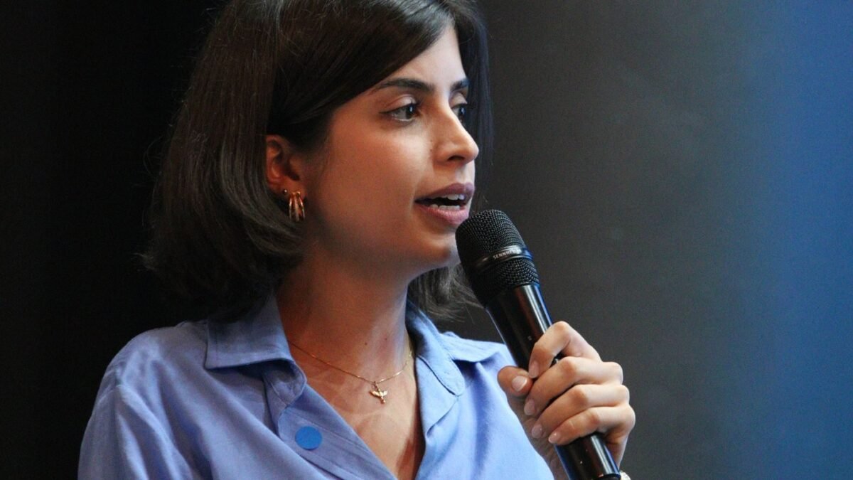 Mãe de Tabata Amaral acorda após cirurgia de emergência em SP