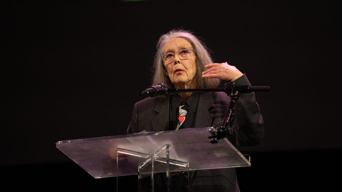 Anne Carson vence o Nobel de Literatura 2026; veja quem é a poeta canadense