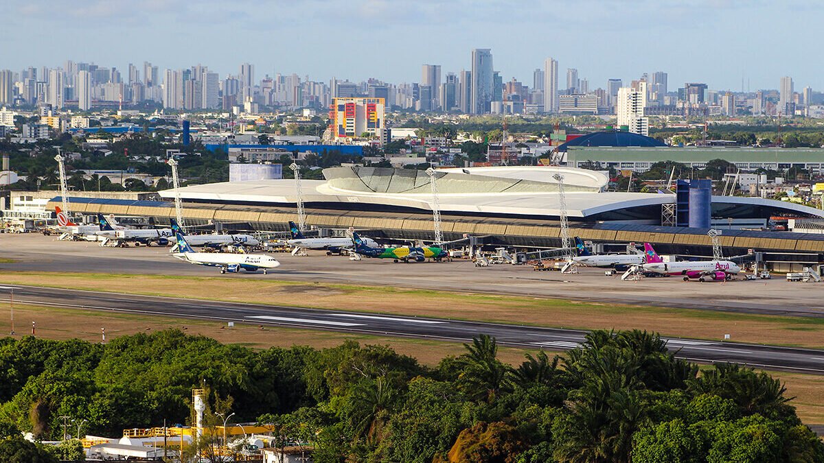 Turbina de avião da Gol pega fogo em voo sobre o Grande Recife; aeronave faz pouso de emergência