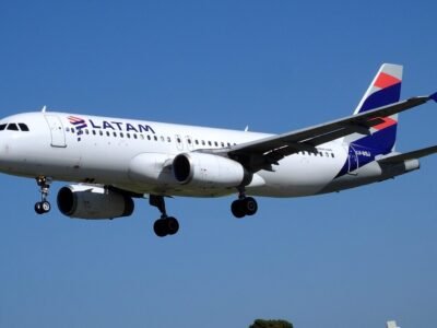 Avião da Latam pousa de urgência em Porto Alegre após piloto desligar um motor