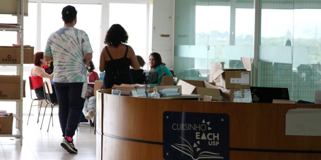 Alunos de cursinho pré-vestibular em sala de aula vista pela porta