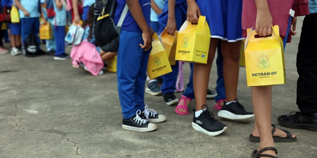 Alunos de escolas do DF participam da abertura da campanha Maio Amarelo 2025, com o tema “Desacelere. Seu bem maior é a vida”
