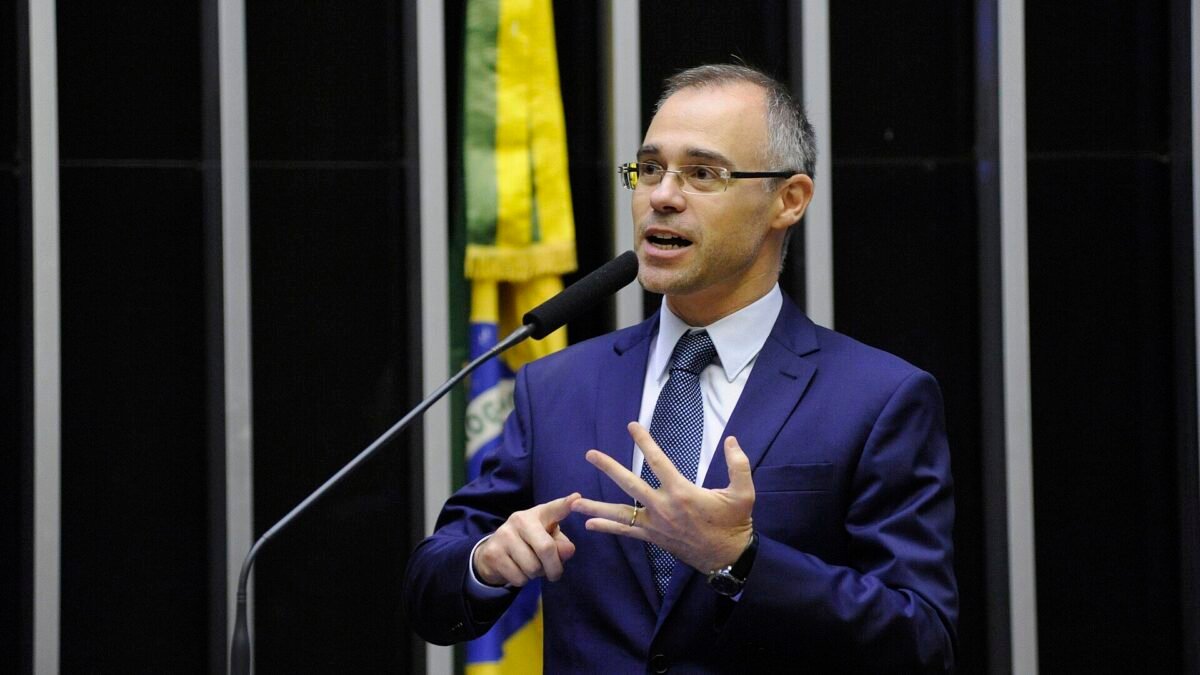 Mendonça manda Meta suspender impulsionamento de posts de Lula sobre Flávio e caso Ana Clara