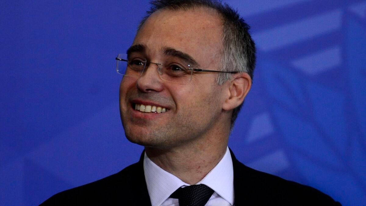 Mendonça diz que Lula e Flávio podem divulgar os próprios sigilos sem decisão judicial