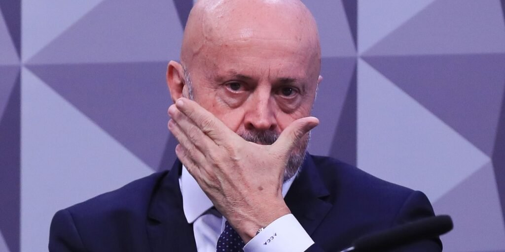 Antônio Carlos Camilo Antunes com a mão no rosto durante sessão da CPMI do INSS