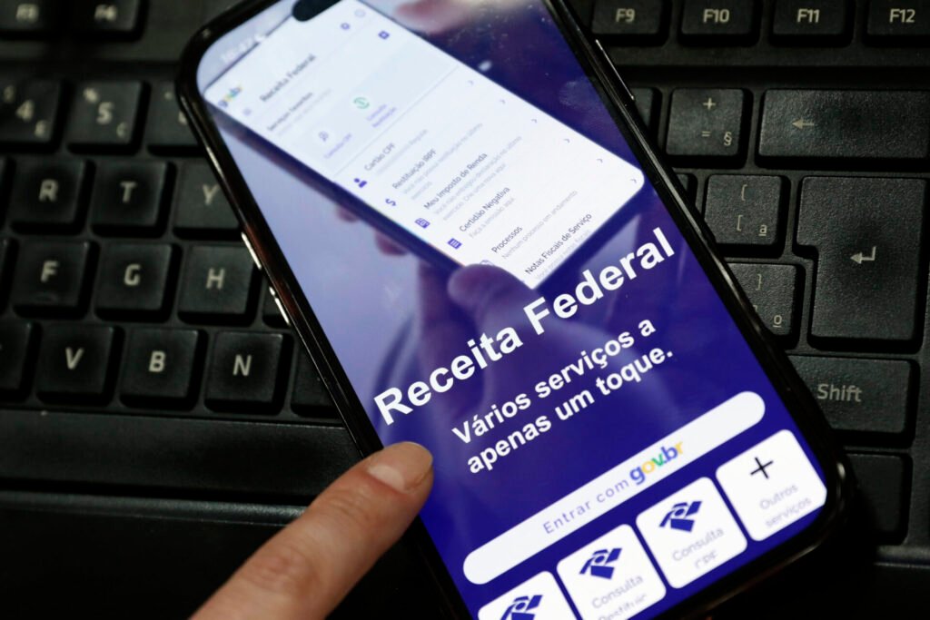 Aplicativo da Receita Federal aberto em um celular