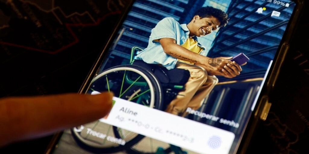 Aplicativo de banco em celular, com recursos de personalização para pessoas com deficiência