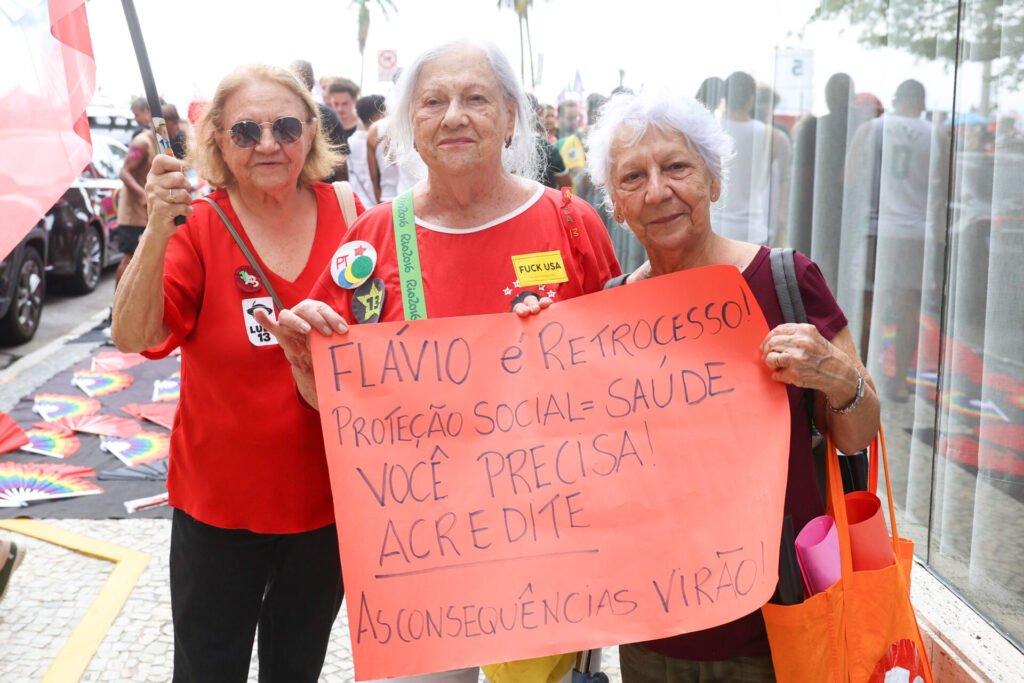 Apoiadoras de Lula durante ato em apoio ao presidente, candidato à reeleição, na praia de Copacabana, no Rio