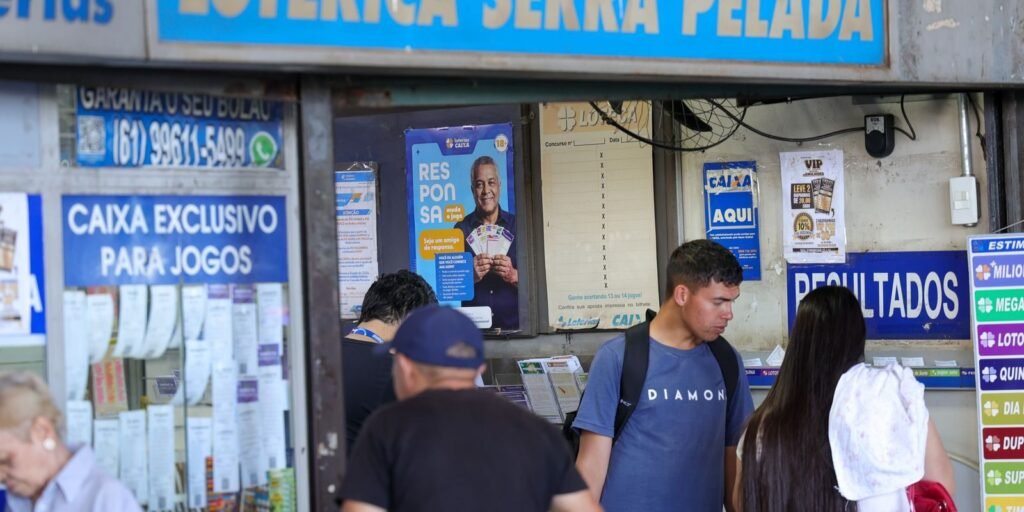 Apostadores em frente a uma casa lotérica em Brasília
