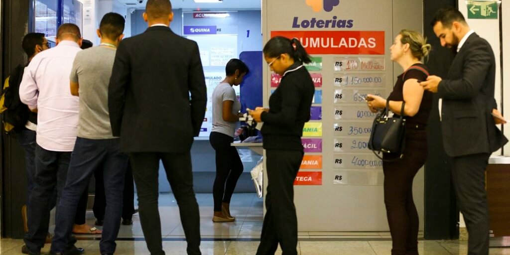 Apostadores fazem fila em casa lotérica para jogar na Mega-Sena, em foto de arquivo