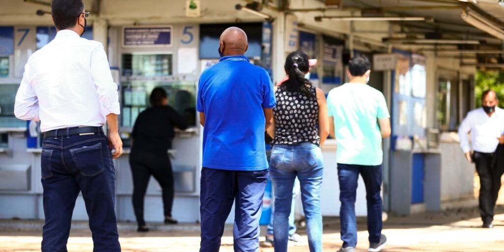Apostadores fazem filas em casas lotéricas de Brasília