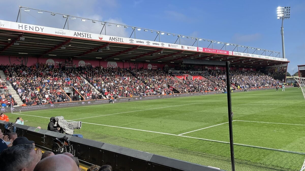 Bournemouth x Leeds sai às 12h deste sábado; jogo tem transmissão do Disney+