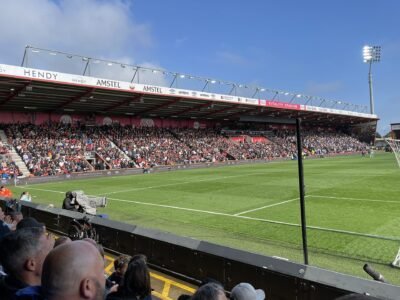 Bournemouth x Leeds sai às 12h deste sábado; jogo tem transmissão do Disney+