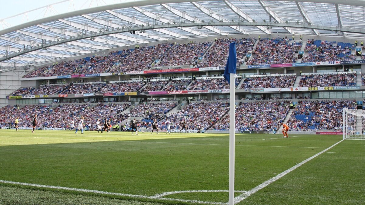 Brighton x Crystal Palace é às 10h deste domingo; fontes divergem sobre transmissão
