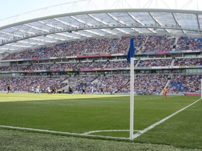 Brighton x Crystal Palace é às 10h deste domingo; fontes divergem sobre transmissão