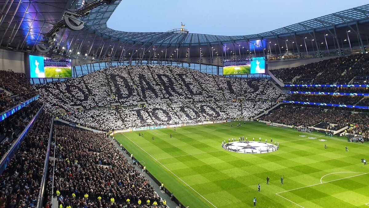 Tottenham vence o Coventry por 3 a 1 e sai do Z3 na Premier League