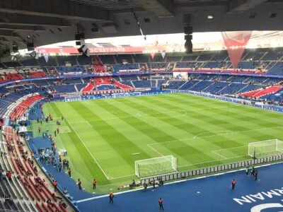 PSG vence o Lyon por 2 a 0 e assume a liderança do Campeonato Francês