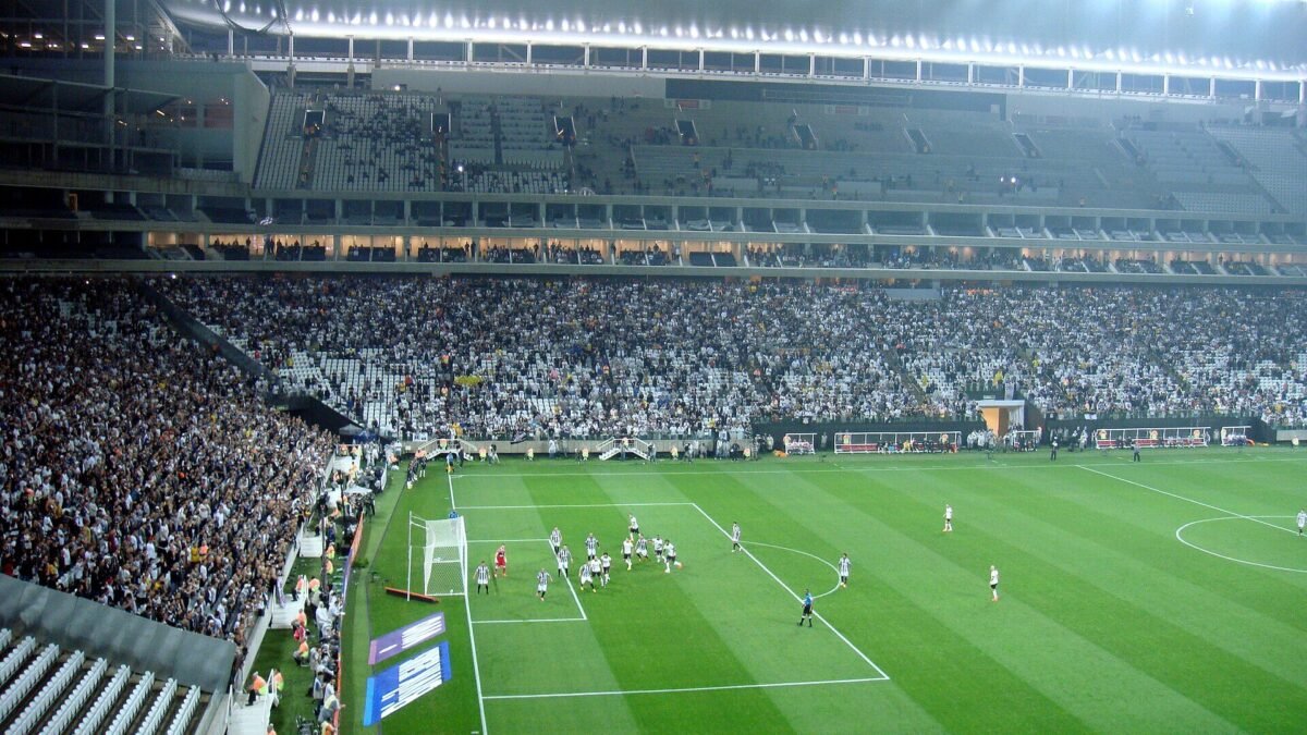 Dois encapuzados atacam com rojões o CT do Corinthians e mostram revólver a equipe da Globo
