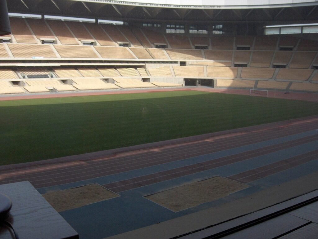 Arquibancadas vazias e gramado do estádio La Cartuja