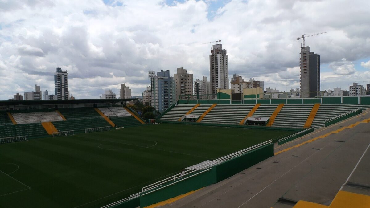 Athletico vence a Chapecoense por 4 a 1 com dois gols de Viveros e volta ao 3º lugar