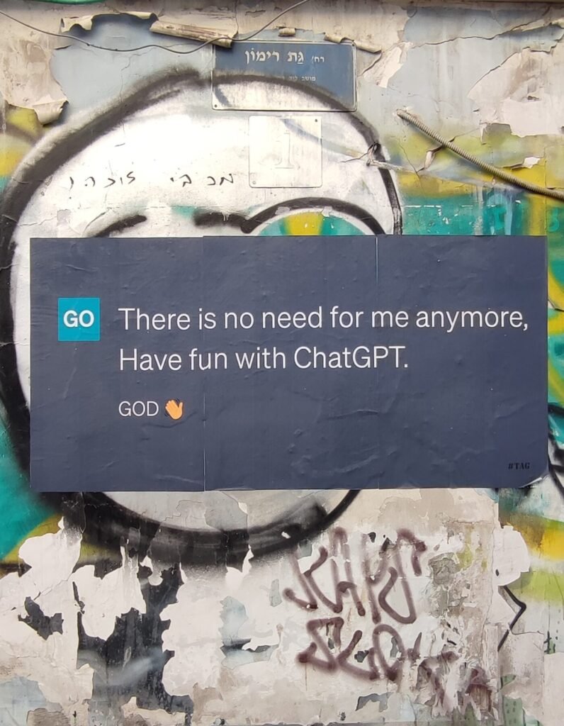 Arte de rua com referência ao ChatGPT em Tel Aviv