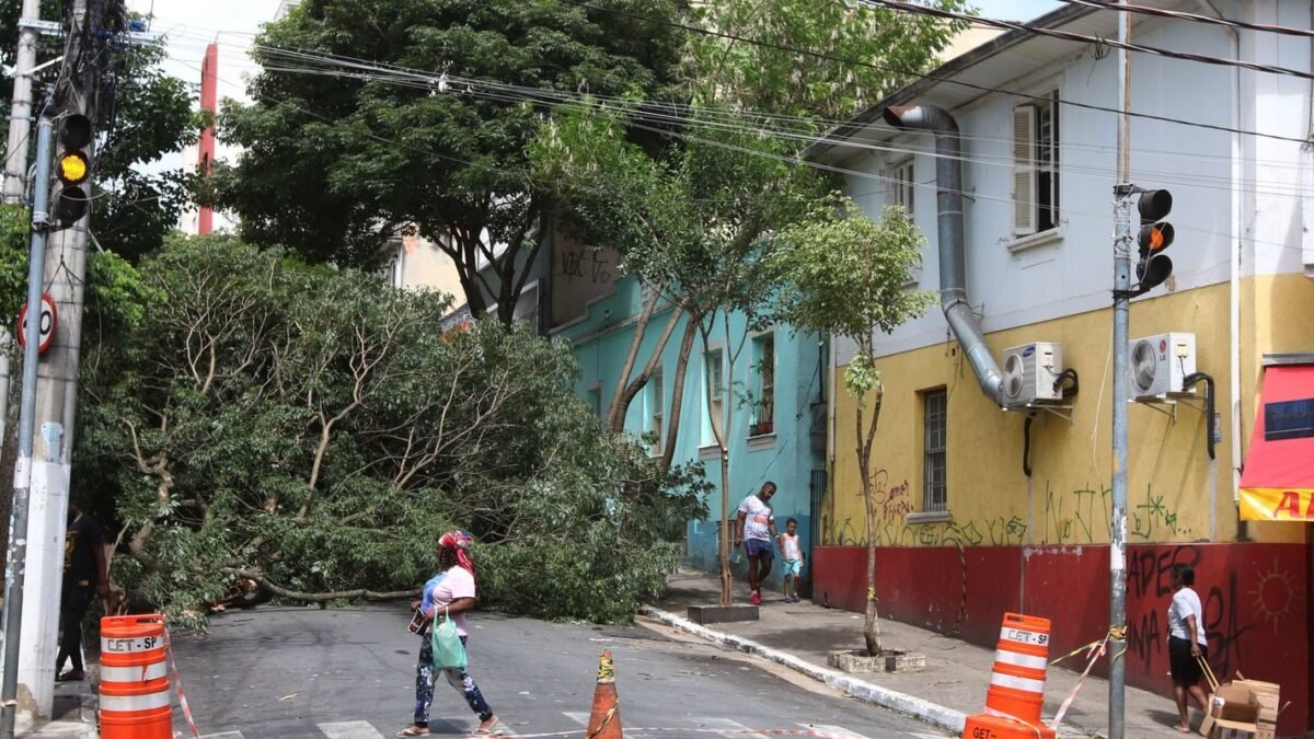 Temporal no Paraná causa 308,7 mil desligamentos de energia em domingo de eleição