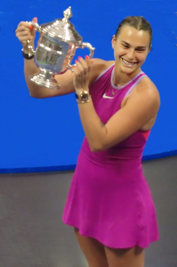 Aryna Sabalenka com o troféu do US Open 2024, em imagem de arquivo