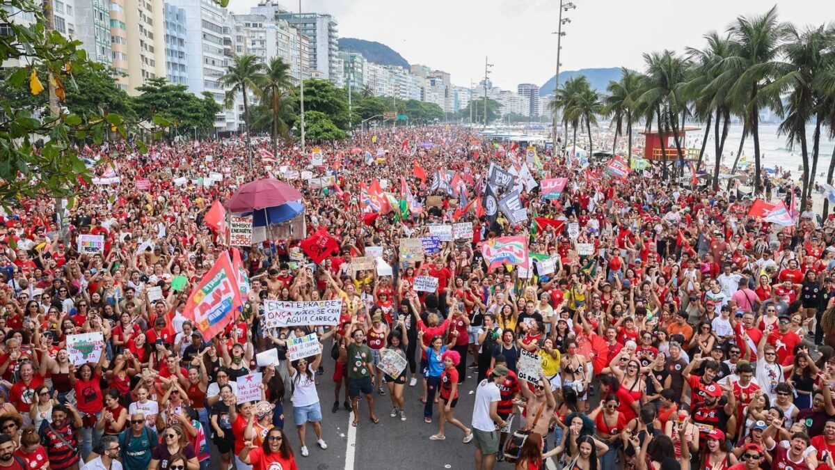 Ato em apoio a Lula ocupa a avenida Atlântica, em Copacabana, no feriado