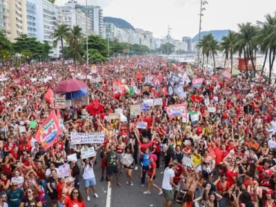 Ato em apoio a Lula ocupa a avenida Atlântica, em Copacabana, no feriado