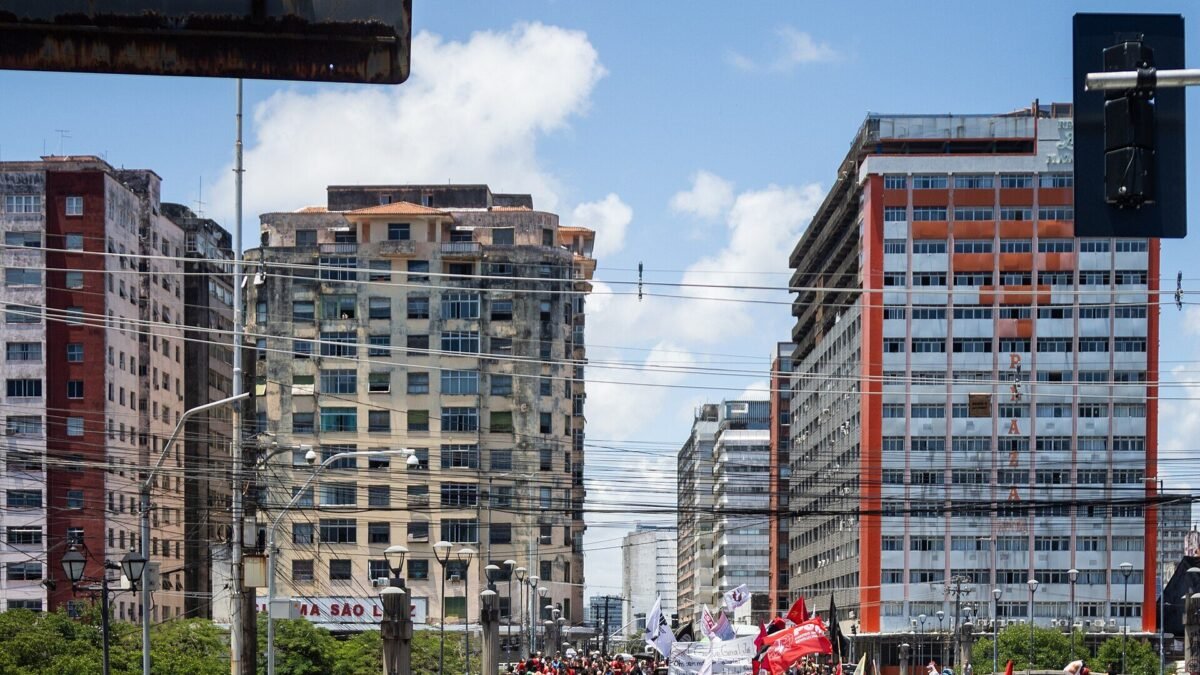Fim da escala 6×1: jornada cai para 42 horas em dezembro e 40 no fim de 2027