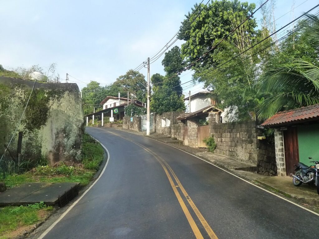 Avenida Riachuelo, em Ilhabela, vista em direção ao norte