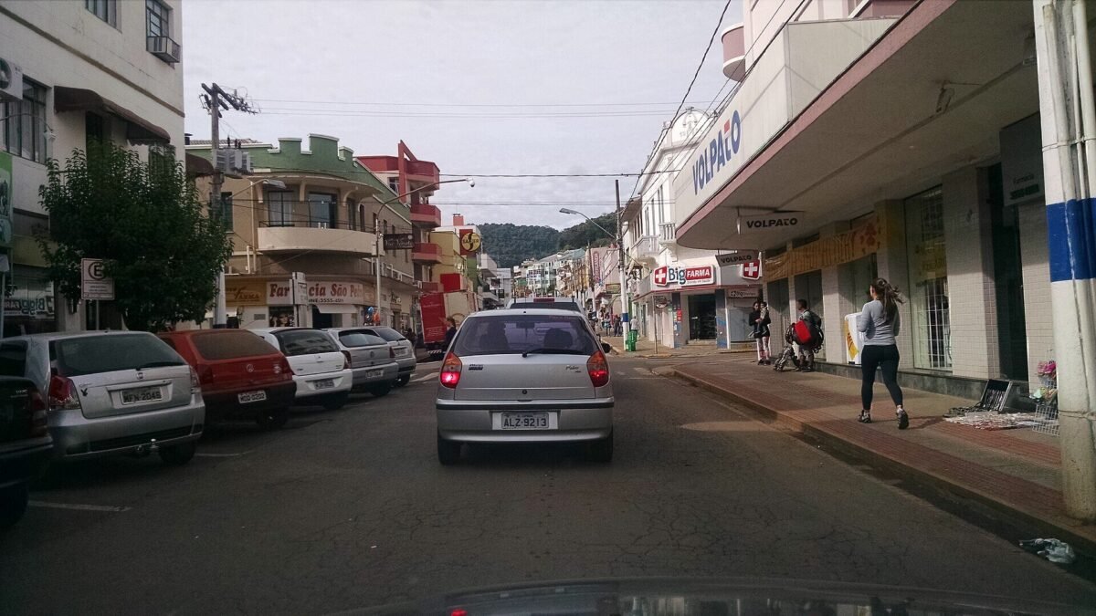Caminhão sem freios causa acidente com cinco veículos e deixa um morto em Capinzal (SC)