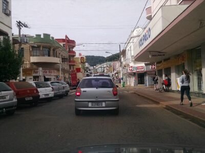 Caminhão sem freios causa acidente com cinco veículos e deixa um morto em Capinzal (SC)