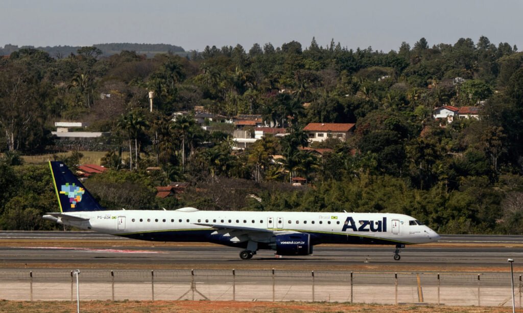 Avião da Azul decola no aeroporto de Brasília