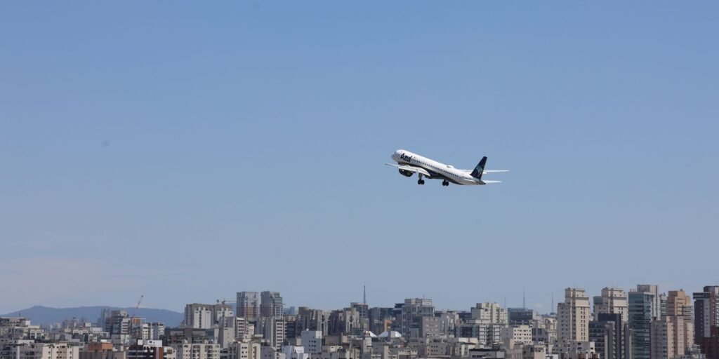 Avião da Azul Linhas Aéreas decola do Aeroporto de Congonhas, em São Paulo