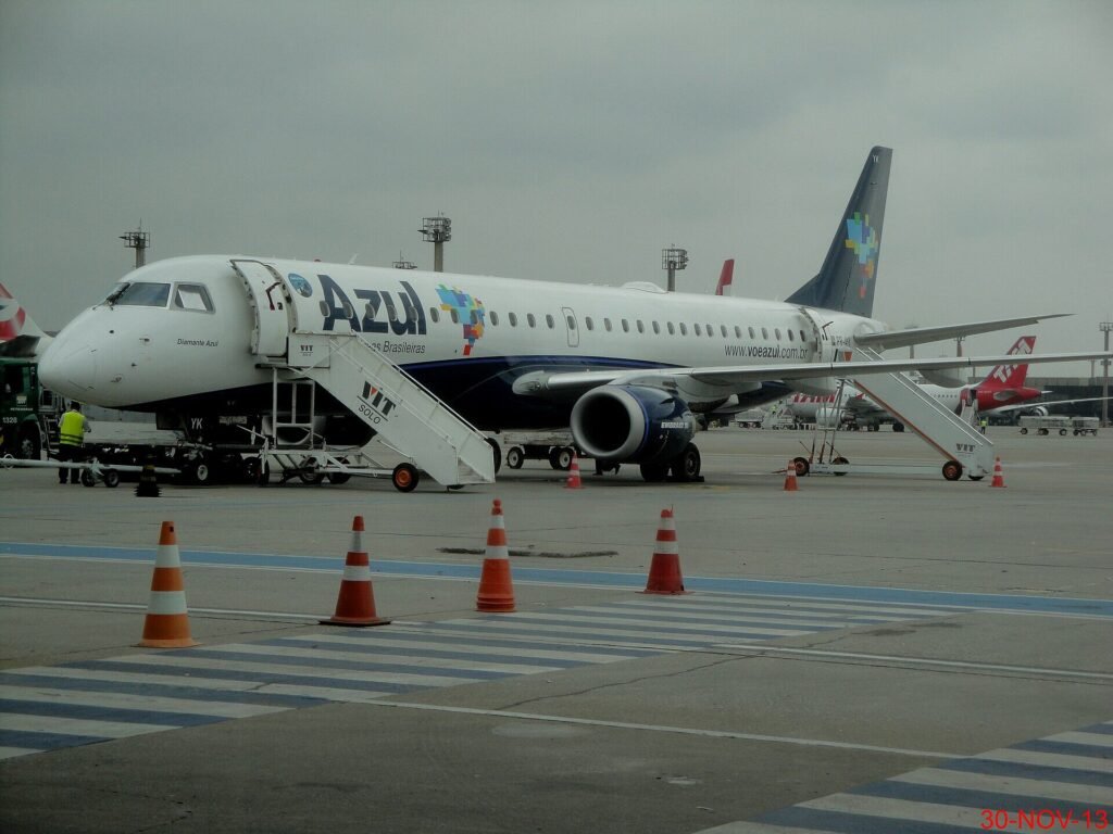 Avião da Azul no Terminal 4 do Aeroporto de Guarulhos, onde o embarque é feito a pé