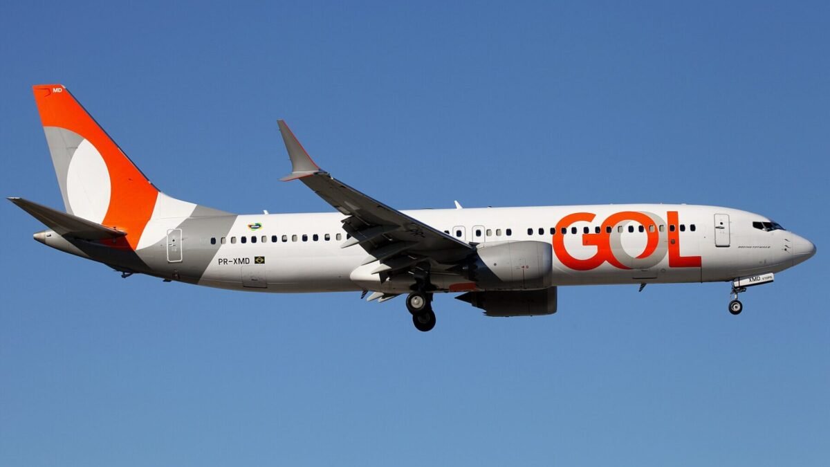 Avião da Gol volta ao Recife após colisão com pássaro; moradores filmam chamas na turbina