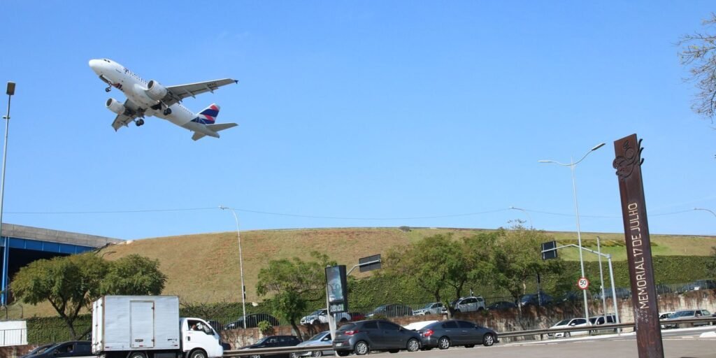 Avião da LATAM Airlines decola do Aeroporto de Congonhas e sobrevoa o Memorial 17 de Julho, em São Paulo