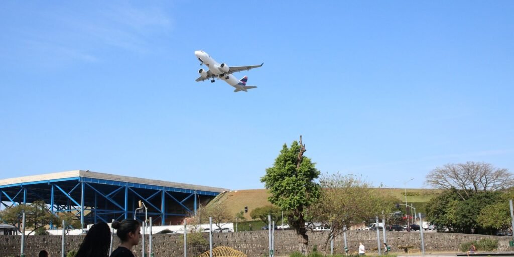 Avião da LATAM Airlines, antiga TAM, decola do Aeroporto de Congonhas e sobrevoa o Memorial 17 de Julho