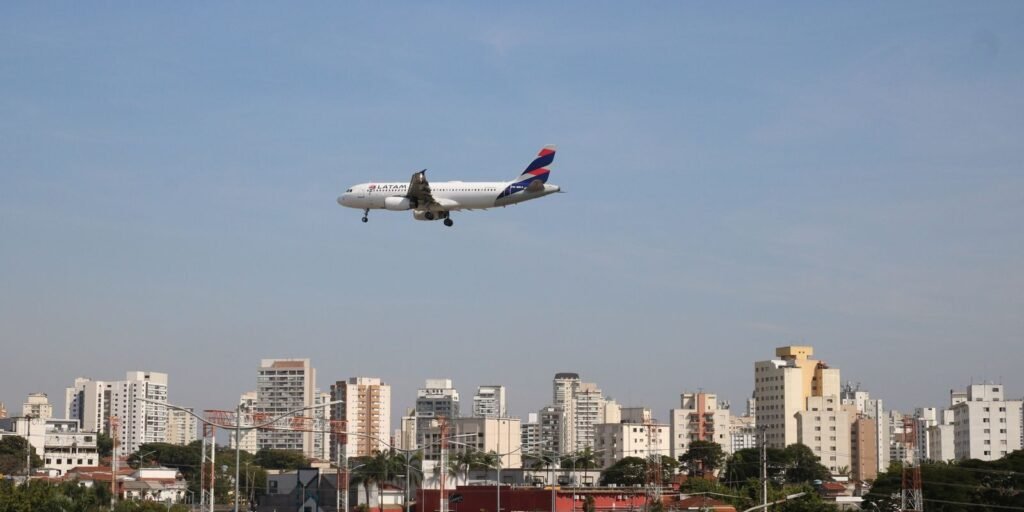 Avião da LATAM Airlines pousa no Aeroporto de Congonhas, em São Paulo