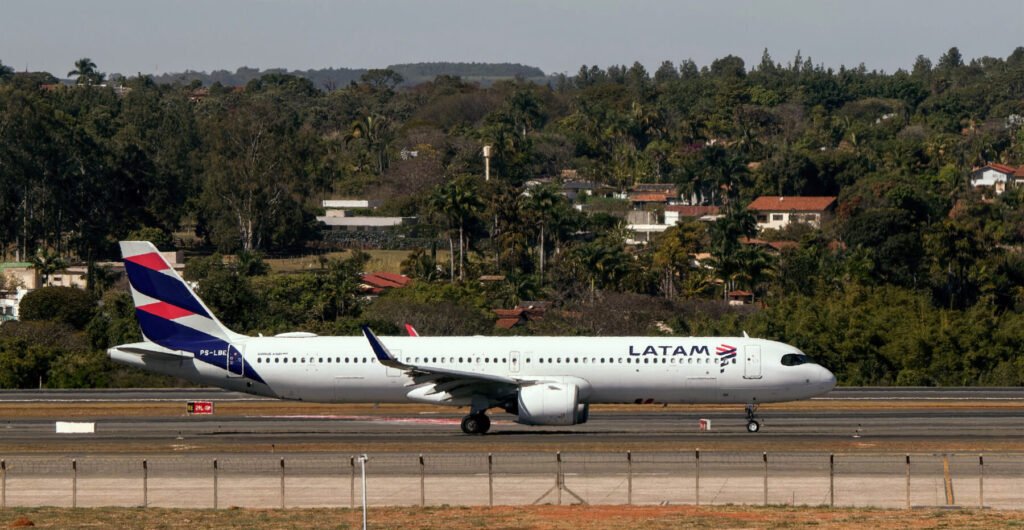 Avião da Latam decola no aeroporto de Brasília