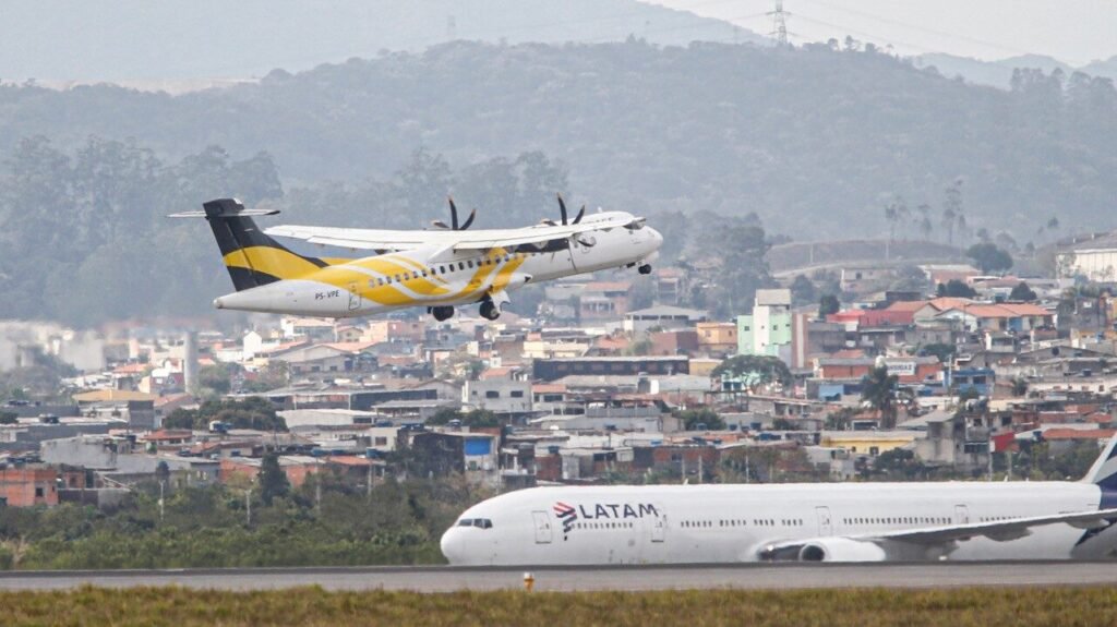 Avião da Voepass decolando em Guarulhos
