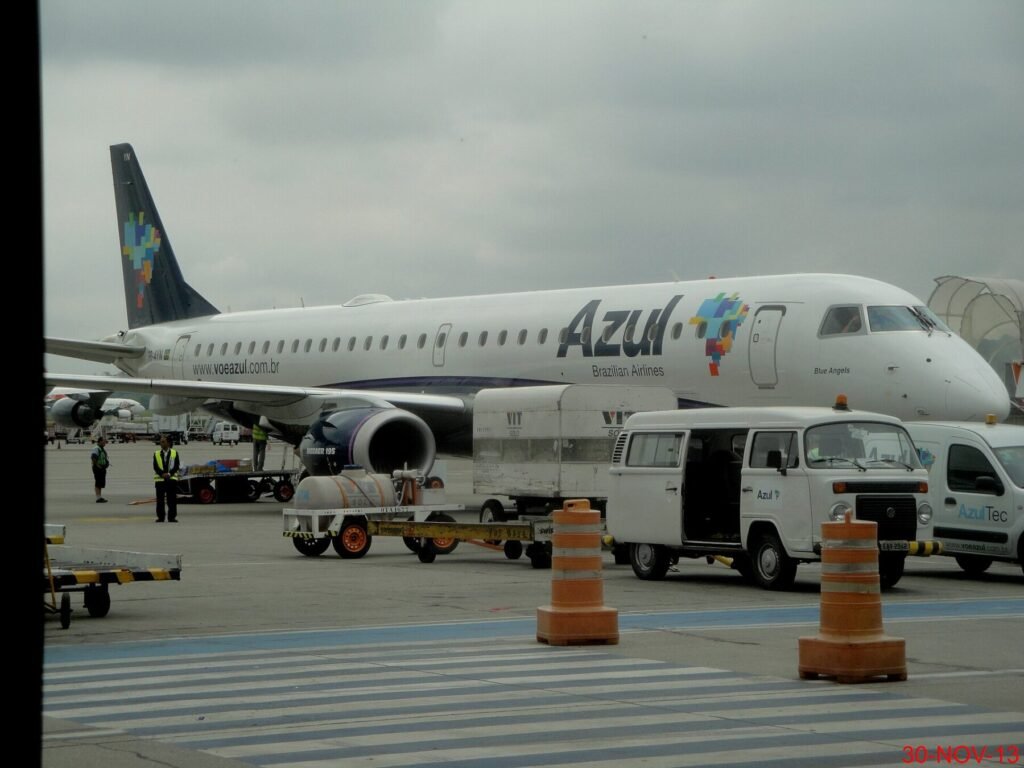 Avião Embraer E195 da Azul no desembarque do Terminal 4 do Aeroporto de Guarulhos