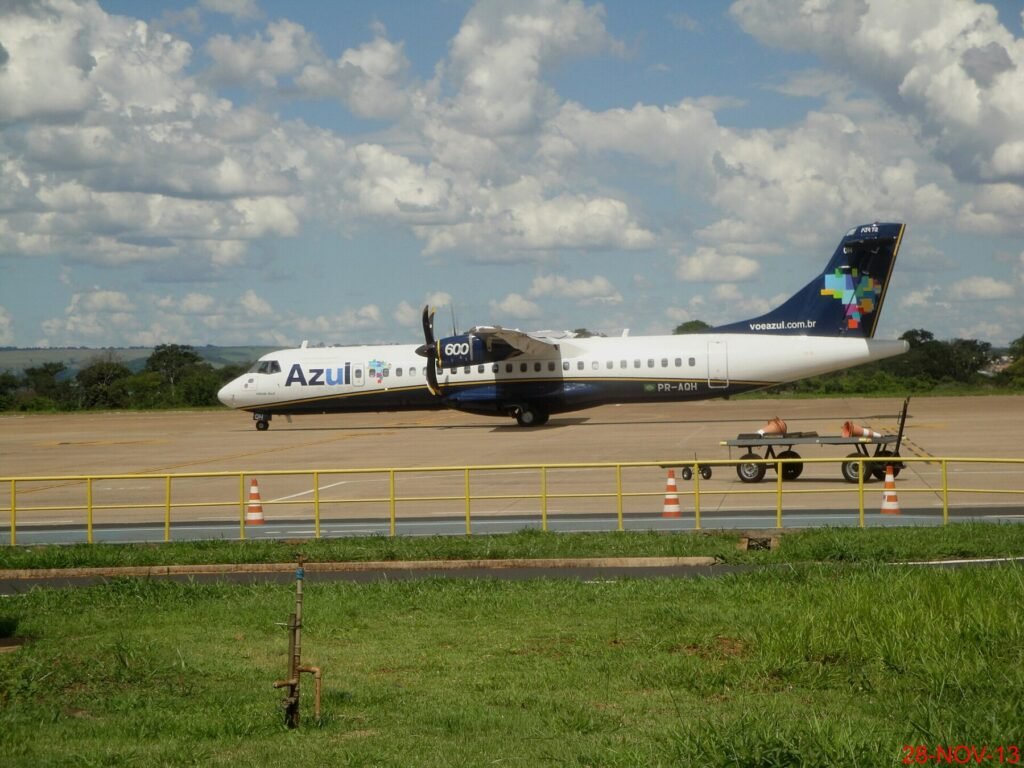 Avião turboélice ATR 72-600 da Azul visto do Aeroporto de Ribeirão Preto