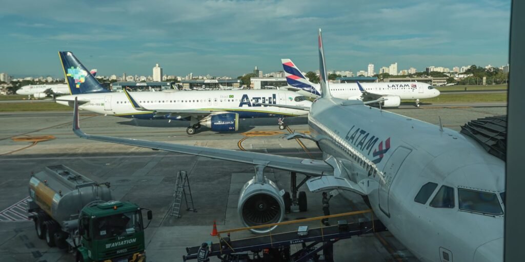 Aviões taxiando na pista do aeroporto de Congonhas, em São Paulo