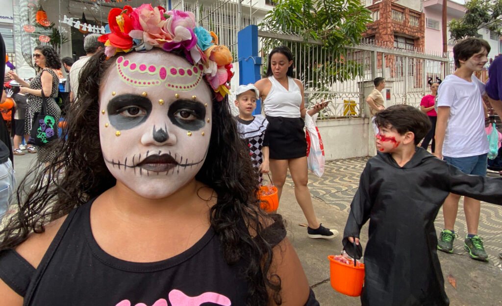 Bairro da Aclimação, em São Paulo, com decoração em comemoração ao Dia das Bruxas, o Halloween