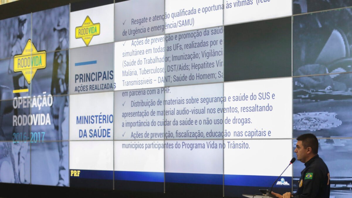 Micro-ônibus cai em ribanceira na SP-127 em Itapetininga e deixa 3 mortos