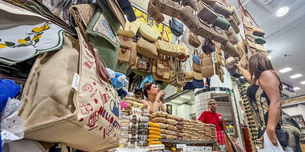 Bancas com bolsas e artesanato no Mercado Central