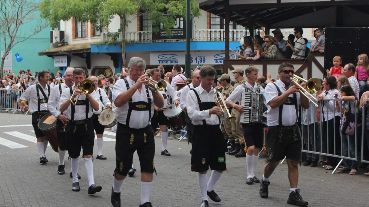 Oktoberfest Blumenau 2026: preço do ingresso, dias grátis e desfiles do feriado